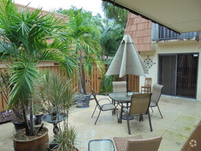 Building Photo - 505 Live Oak Ln