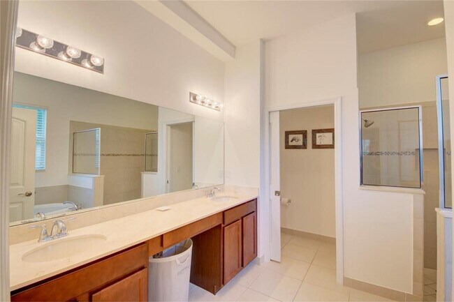 Building Photo - 495 NE Abaca Way