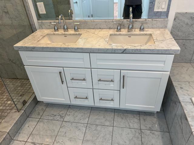 Double sink in master bathroom - 2812 Anchor Ave