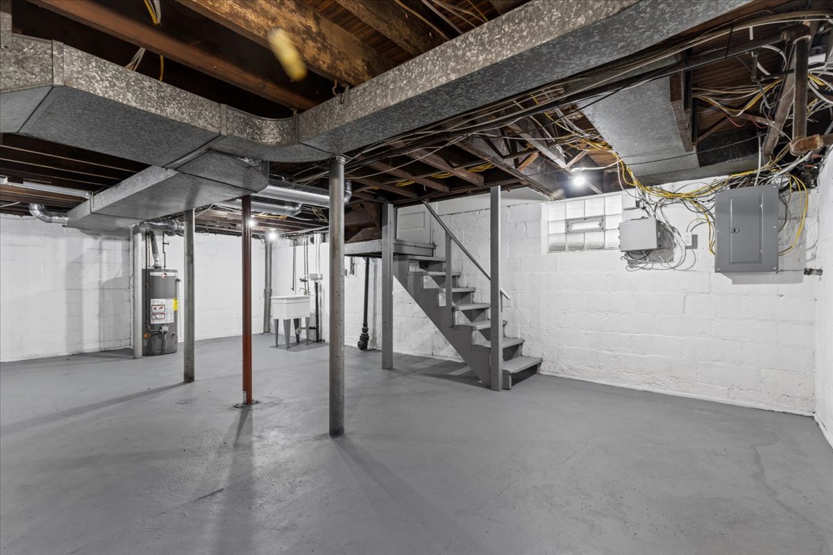 Building Photo - 2816 Clermont Ave