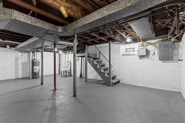 Building Photo - 2816 Clermont Ave