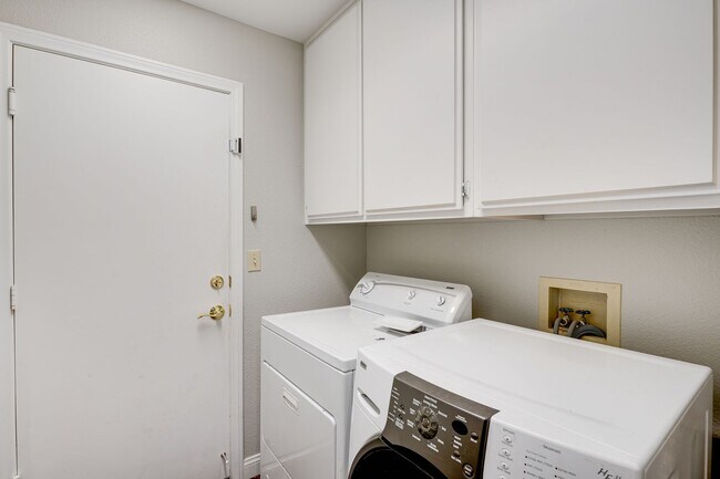Building Photo - Luxury Meets Comfort in This Beautiful 4-Bedroom Retreat