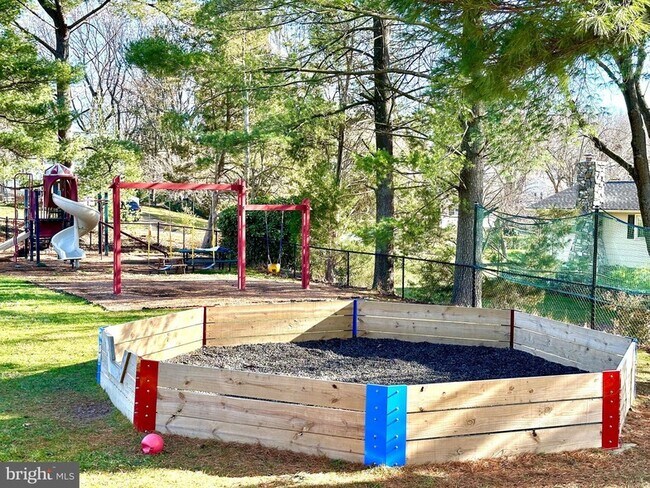 Building Photo - 2529 W Meredith Dr