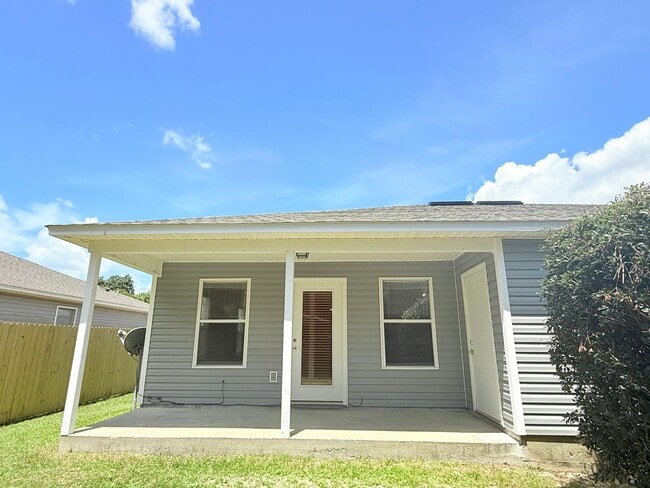 Building Photo - Charming 2 Bed/2 Bath Duplex