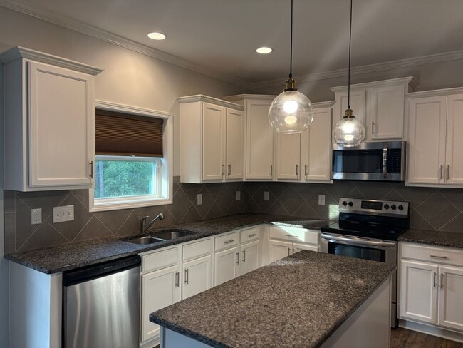 Building Photo - Gorgeous 4 Bed, 2.5 Bath Home in Fayetteville