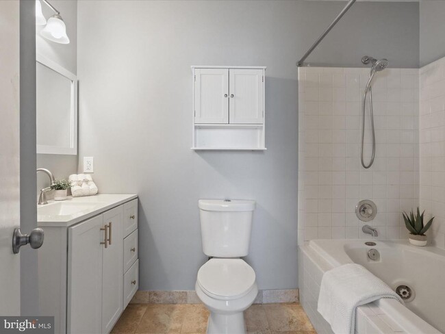 Building Photo - 303 Mayfair Pl