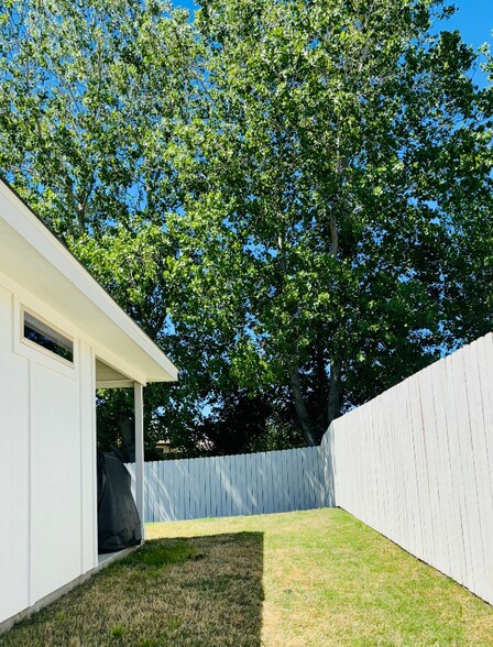 Building Photo - 765 Freedom Cir