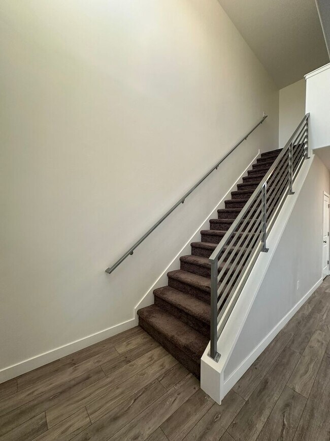 Building Photo - Deposit Moves You In! Modern 3 Bed, 2.5 Bath Townhome in West Haven!