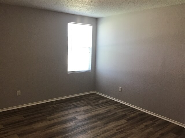 Building Photo - 1313 Cherokee Rose Ln