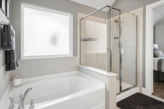 Building Photo - Immaculate 3 Bed, 2 Bath