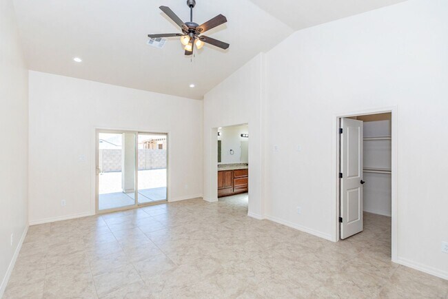 Building Photo - El Rancho Encantado