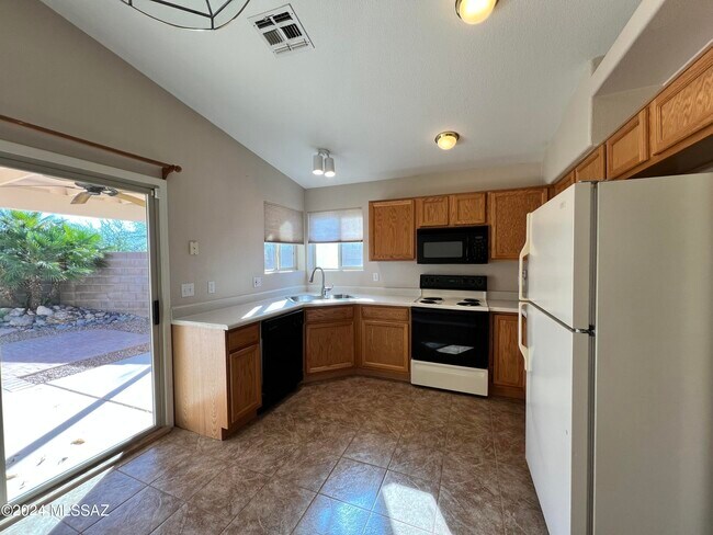 Building Photo - 8820 N Mesquite Bluffs Pl