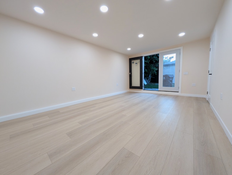 Building Photo - 18700 Collins St