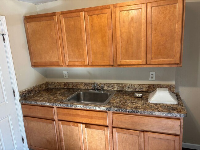 Building Photo - Euclid 2 Bedroom