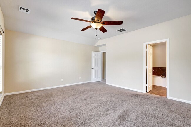 Building Photo - Beautiful 3 Bedroom 2 1/2 in trophy ridge
