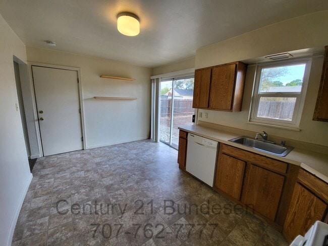 Building Photo - Clean Eastside Petaluma Home - 3BD/2BA ~132 Maria Drive