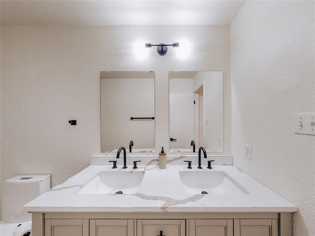 Building Photo - 2010 Carriage Club Dr