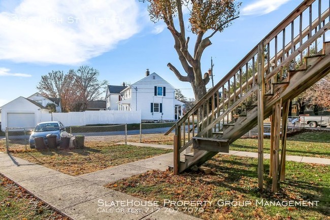 Building Photo - Large 1st Floor 1 Bedroom Apartment