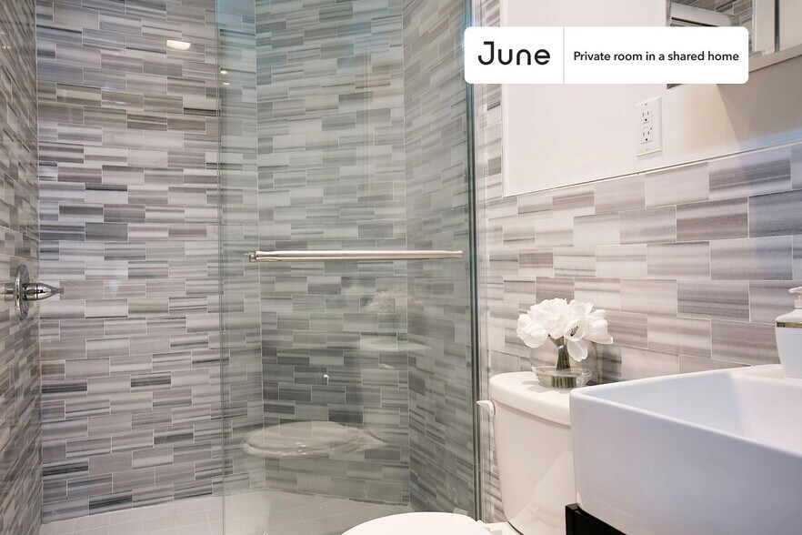 Building Photo - Private bedroom in 4 bed/3 bath Home