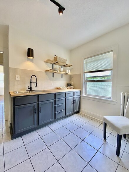 Kitchen - 3912 Thomas Ave N