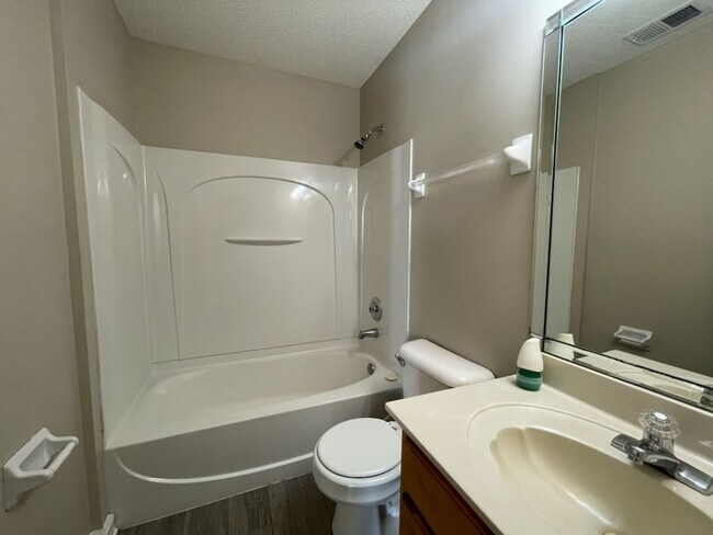 Building Photo - Alexander crossing