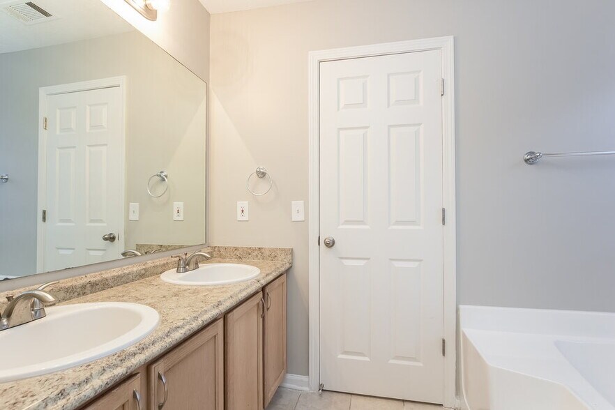 Building Photo - 865 Chatham Park Dr SW