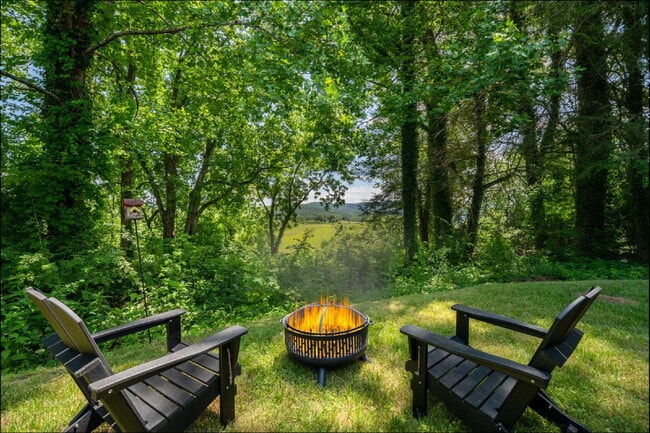 Building Photo - Mountain Lux Home - Centrally Located in Brevard! Furnished Mid- Term Rental Available from Novem...