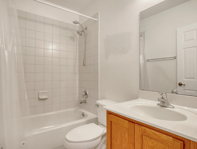 Building Photo - 2226 Oakmont Dr