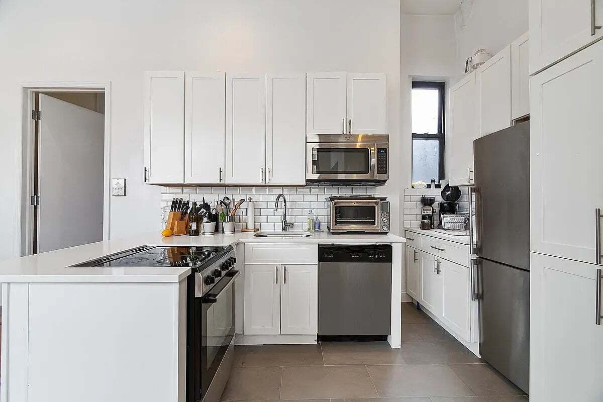 Building Photo - 231 E 14th St