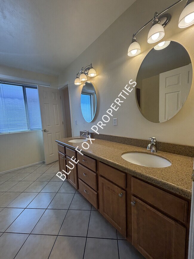 Building Photo - 7135 S Oakbank Dr