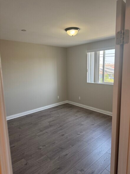 Building Photo - 430 1/2 W 59th Pl