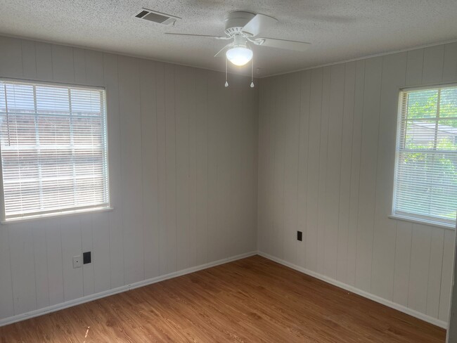 Building Photo - 2 Bed 1 Bath Duplex