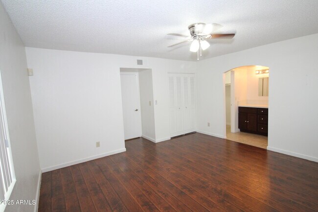 Building Photo - 626 W Paseo Way