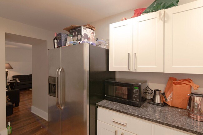 Building Photo - Room for Rent in 5 Bedroom House