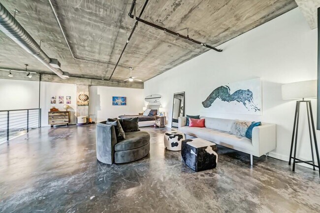 Building Photo - 640 Glen Iris Dr NE