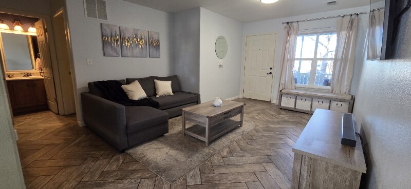 Building Photo - 721 Waterglen Dr