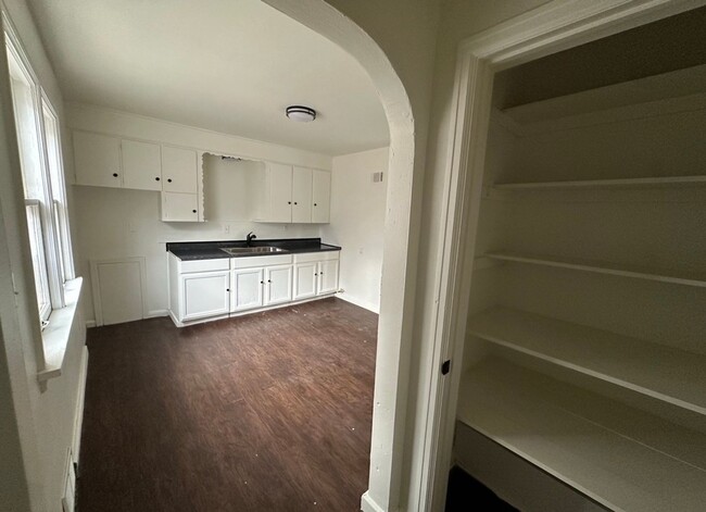 Building Photo - 2b/1b with Great Upgrades in a very convenient location!!!