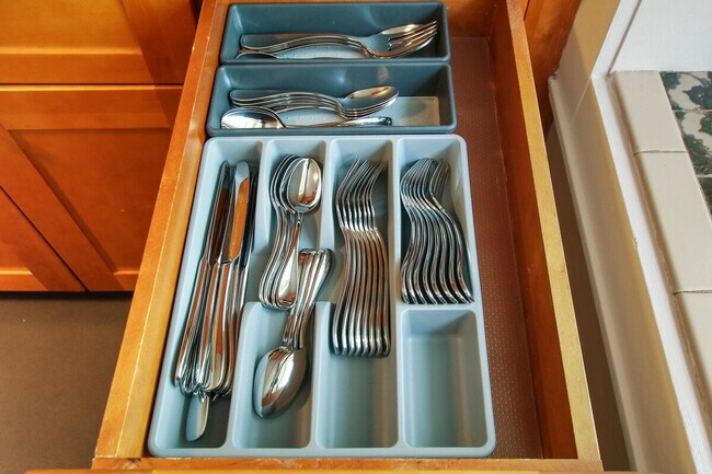 Building Photo - 915 W Pacific Ave