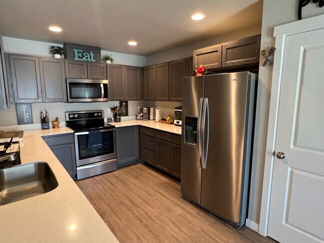 Building Photo - 3 bed/2 bath rambler style home! Double ga...