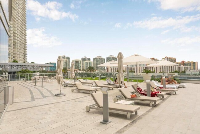 Building Photo - 17121 Collins Ave