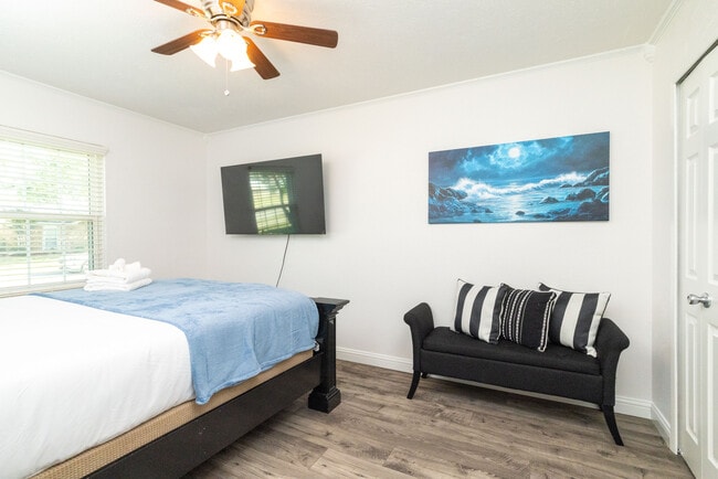 Building Photo - 864 Warwick Dr