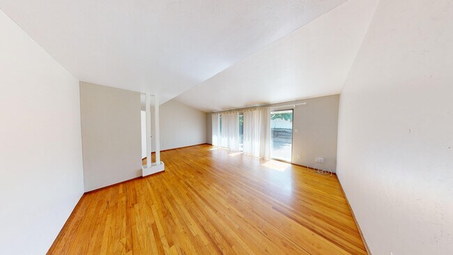 Building Photo - 5311 Saxon St