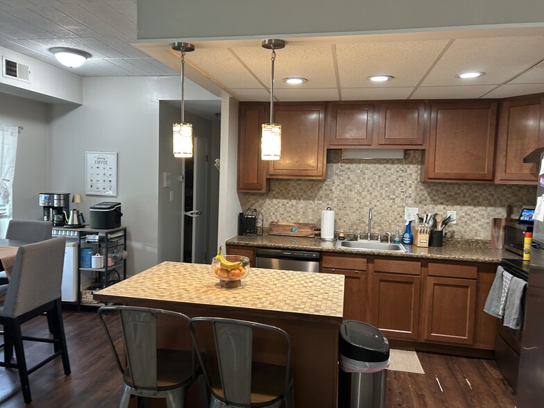 Building Photo - 3301 Beechwood Blvd