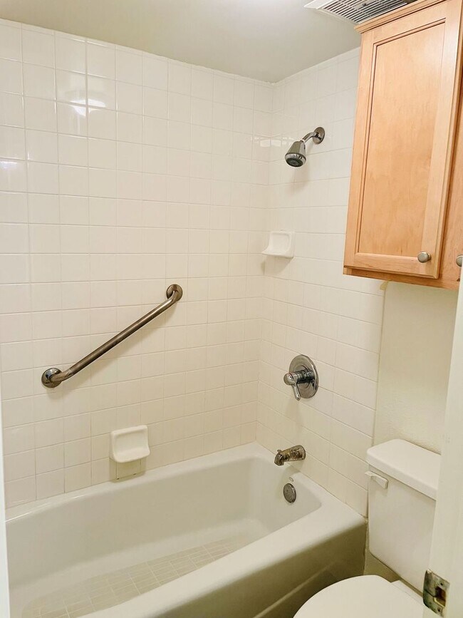 Building Photo - Stunning 1 Bedroom in the Heart of Biltmore