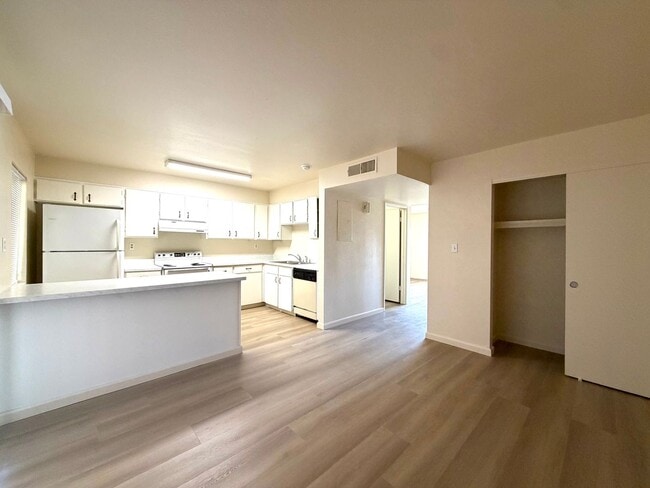 Building Photo - Glendale 3 Bed / 2 Bath Townhome | Two-Story Layout