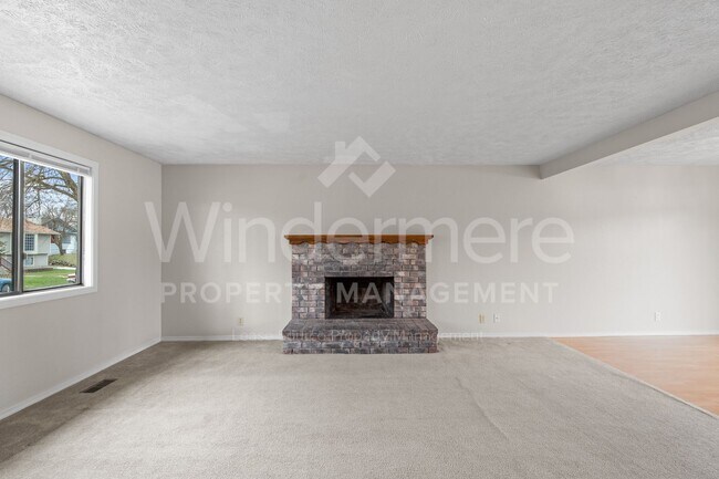 Building Photo - Beautiful Family Home ! Spring Special !! 50% Off first months rent.