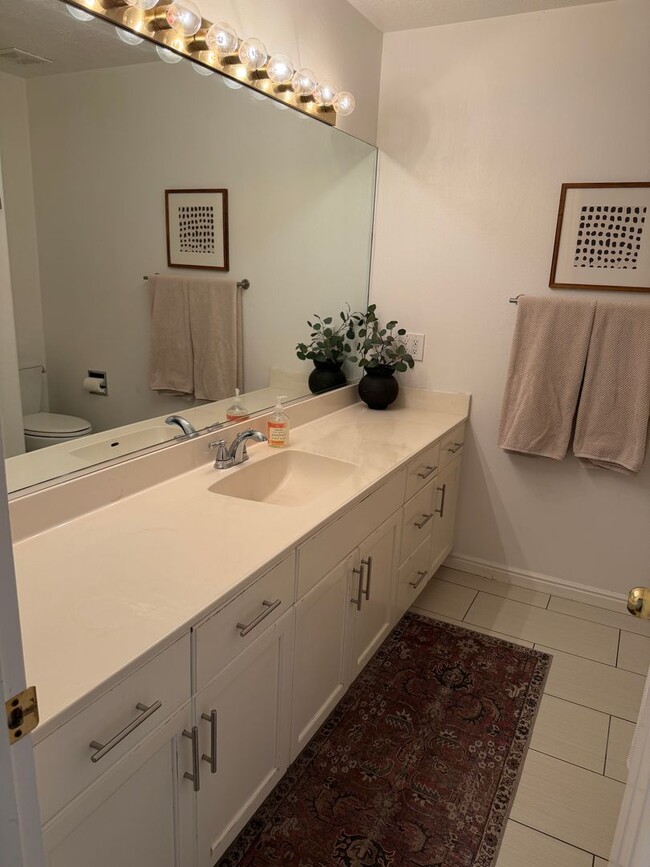 Building Photo - Beautiful 4 bedroom, 3 bathroom Home with a pool!!