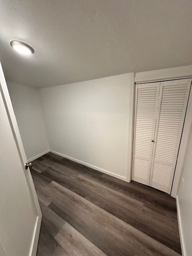 Building Photo - Cozy  3Bd duplex with utilities included! Available now! Call me today