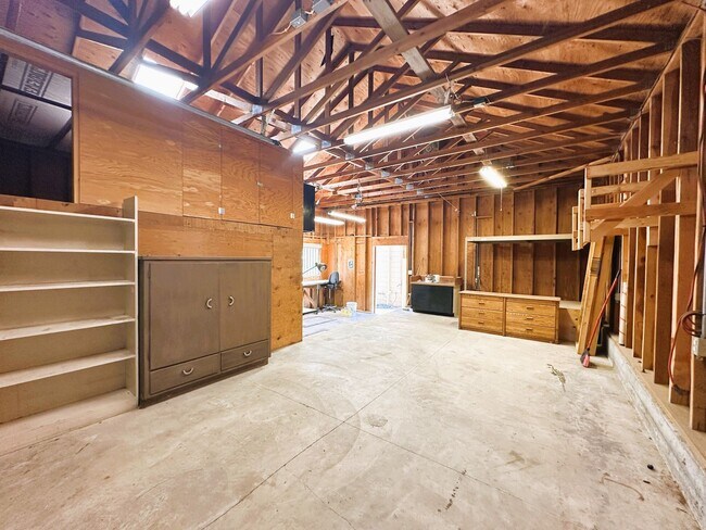 Building Photo - 402 Ormsby Ln