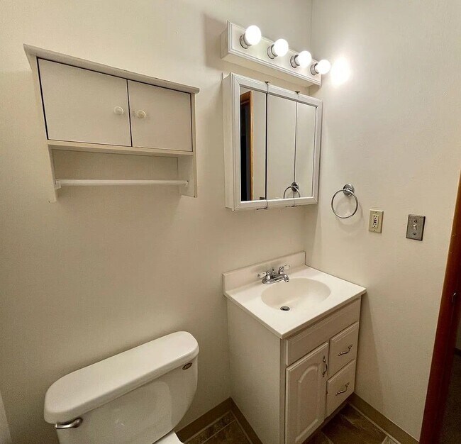 Building Photo - Charming 3 Bedroom 2 Bath Home with Large ...